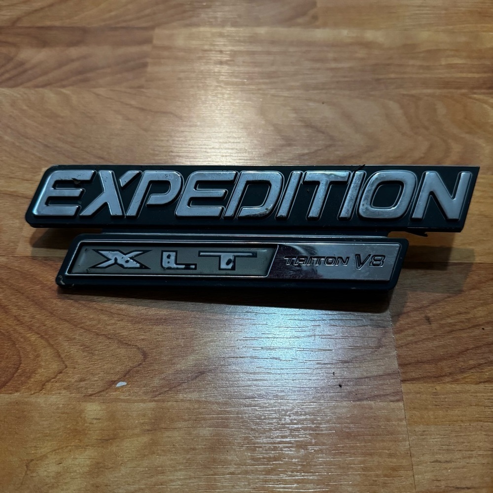 97-02 Ford Expedition XLT Triton V8 Emblem Logo Symbol Badge Side Rear OEM